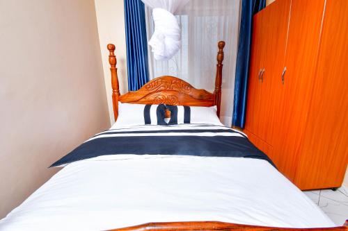 Una cama o camas en una habitación de Peace of Mind Suites
