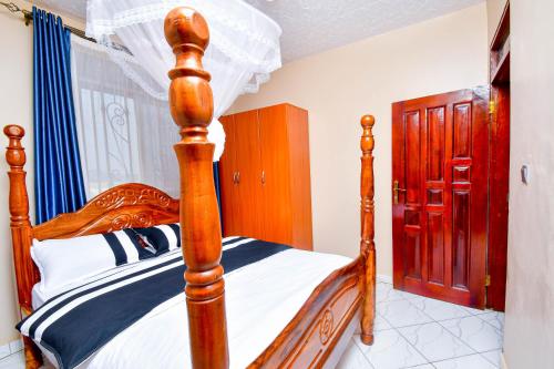 Una cama o camas en una habitación de Peace of Mind Suites
