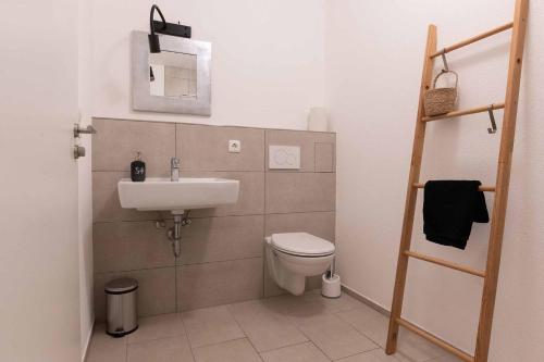 een kleine badkamer met een toilet en een wastafel bij Ferienwohnung Fischer in Riedenburg