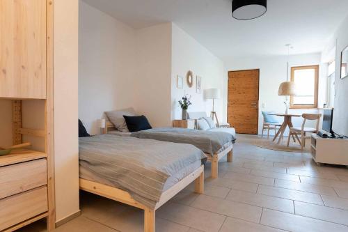 Cet appartement comprend une chambre avec deux lits et un salon. dans l'établissement Ferienwohnung Fischer, à Riedenburg