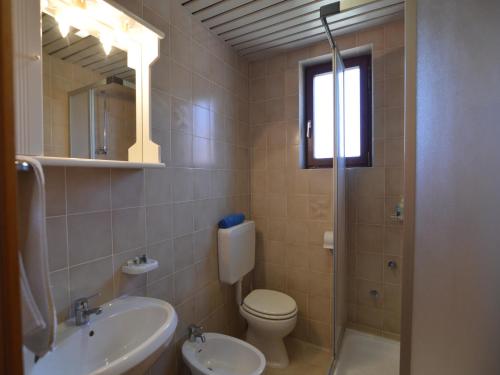 y baño con aseo, lavabo y ducha. en Bassanese Kastel en Kaštel