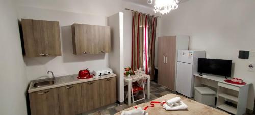 a small kitchen with a sink and a refrigerator at la Villetta in Sciacca