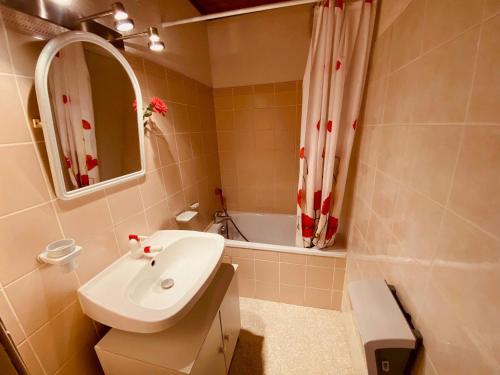 une salle de bain avec un lavabo et une baignoire dans l'établissement Charmant studio avec balcon et parking couvert, proche télémix et pistes, à La Clusaz - FR-1-459-61, à La Clusaz