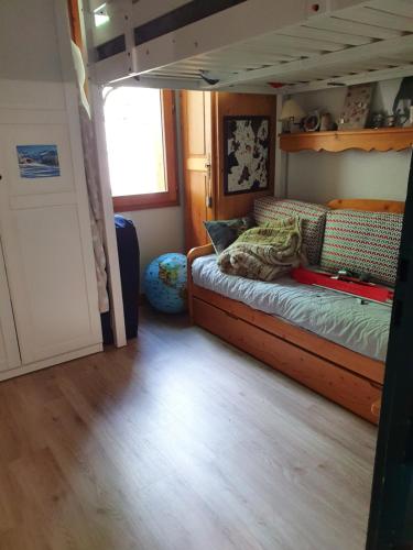 - une chambre avec des lits superposés dans une maison dans l'établissement 2 pièces Valloire pied des pistes, à Valloire