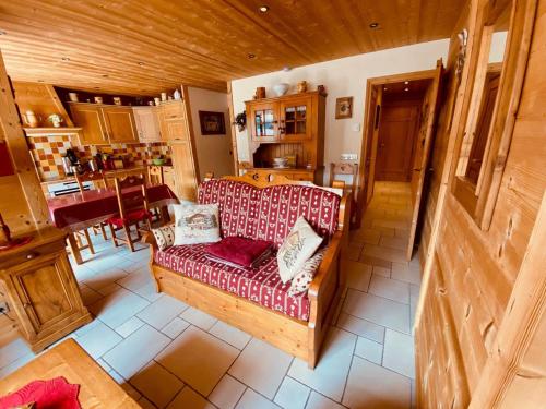 - un salon avec un canapé dans l'établissement Appartement cosy 4/5 personnes, proche pistes de ski, balcon sud, parking inclus - La Clusaz - FR-1-459-68, à La Clusaz