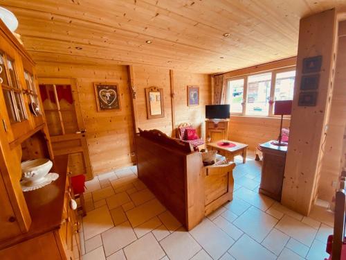 Cette chambre comprend une cabine en bois avec des toilettes et un bureau. dans l'établissement Appartement cosy 4/5 personnes, proche pistes de ski, balcon sud, parking inclus - La Clusaz - FR-1-459-68, à La Clusaz