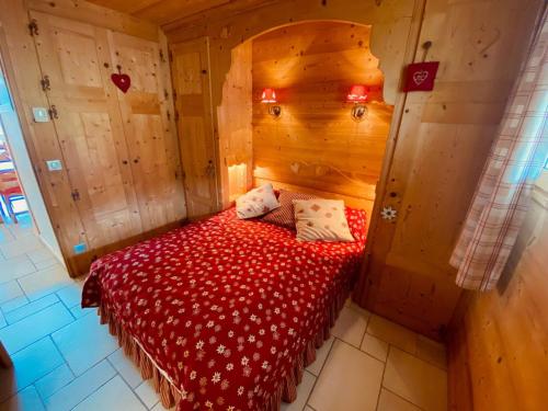 Cette chambre en bois comprend un lit. dans l'établissement Appartement cosy 4/5 personnes, proche pistes de ski, balcon sud, parking inclus - La Clusaz - FR-1-459-68, à La Clusaz