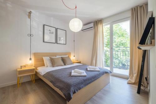 una camera da letto con un letto e due asciugamani di Quiet & airy modern apt. Top Centre Free Parking a Sofia