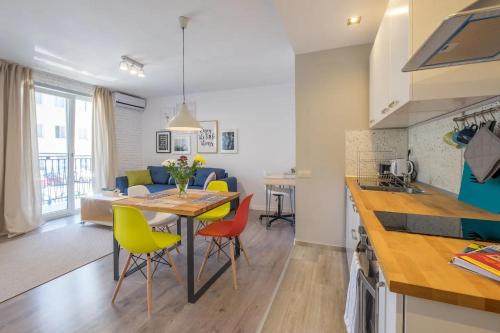 Köök või kööginurk majutusasutuses Quiet & airy modern apt. Top Centre Free Parking
