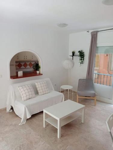 un soggiorno bianco con divano e tavolo di Apartamento en Fuengirola a Fuengirola