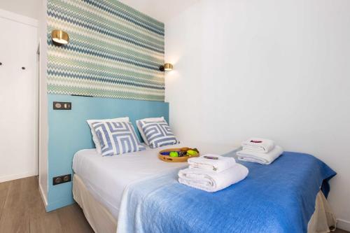 Un dormitorio con una cama con toallas y un bol de fruta. en Résidence Beaugrenelle - Tour Eiffel 1, en París