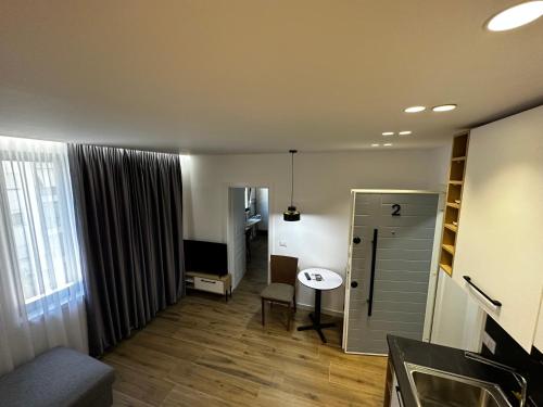 Sala de estar con mesa y sofá en Alvi Apartment, en Tirana