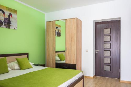 een slaapkamer met een bed en een spiegel bij Pensiunea Aura in Murighiol