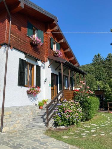 a house with flowers in front of it at B&B La Soldanella in Santo Stefano dʼAveto