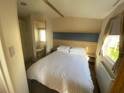 En eller flere senge i et værelse på Combe Haven