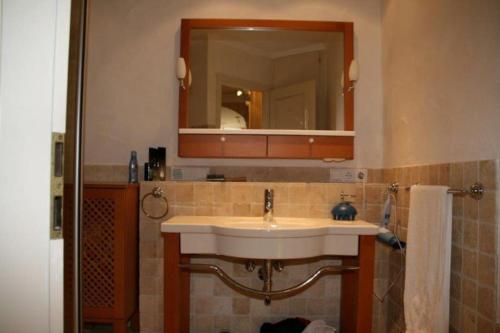 een badkamer met een wastafel en een spiegel bij ERDGESCHOSS WOHNUNG BIS 10 PERSONEN ZENTRUM WINTERBERG in Winterberg