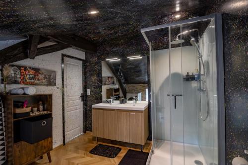 a bathroom with a sink and a shower at Le Loft Gîte de Dordogne in Mussidan