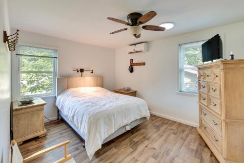 um quarto com uma cama e uma ventoinha de tecto em Quaint Elysburg Cottage Walk to Knoebels Resort! em Paxinos