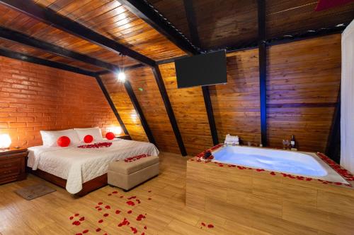a bedroom with a bed and a bath tub at Destinos Exclusivos Patate in Patate