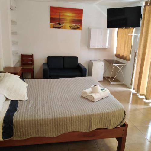 een slaapkamer met een bed met een handdoek erop bij HOTEL MAJESTIC ZARUMILLA in Zarumilla