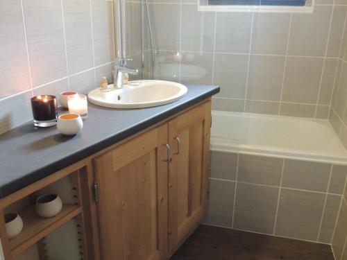 a bathroom with a sink and a bath tub at Appartement Les Gets, 2 pièces, 4 personnes - FR-1-598-44 in Les Gets