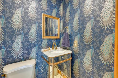 baño con papel pintado de color azul y blanco con plumas en Waterfront Bristol Area Retreat with Boat Dock, en Blountville