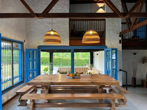 una sala da pranzo con tavolo in legno e porte blu di Casa El Tesorito a La Tebaida