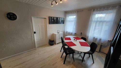 Televisyen dan/atau pusat hiburan di Apartments am Saalebogen mit Gartenterrasse, Grillkamin und freie Parkplätze