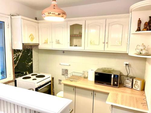 A kitchen or kitchenette at Ikia Village