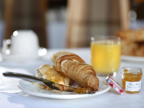 een bord ontbijtproducten met een glas sinaasappelsap bij Abbotsford Guest House in Edinburgh