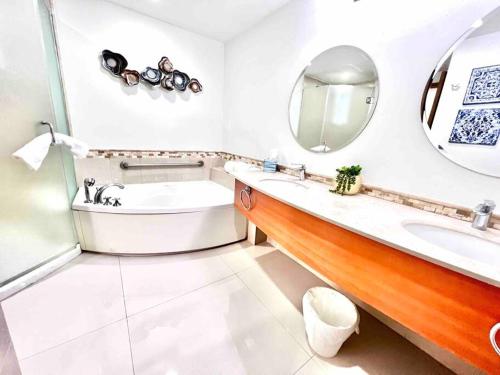 Ένα μπάνιο στο Ocean Breeze Resort With Lagoon View - 4 Guests
