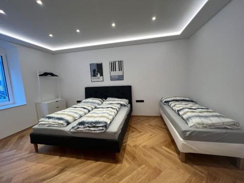 um quarto com duas camas num quarto em Central Luxury Apartment em Linz