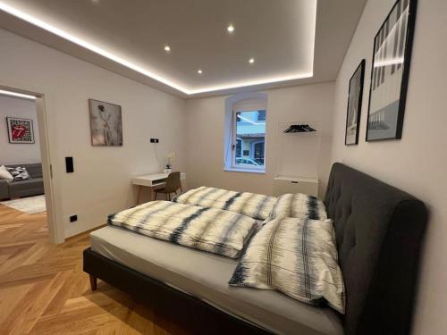 um quarto com uma cama com um cobertor em Central Luxury Apartment em Linz