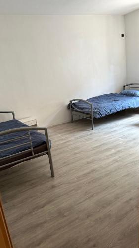 - une chambre avec 2 lits et du parquet dans l'établissement Ferienwohnung Kaldekirche, à Essen