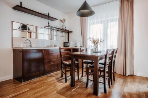 扎科帕內的住宿－Apartament pod Nosalem，厨房配有木桌和木椅