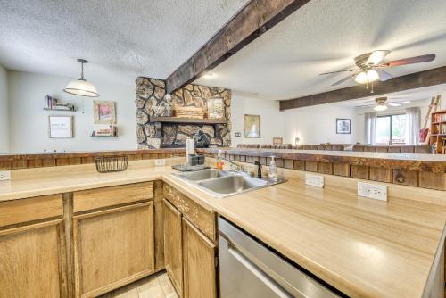 Køkken eller tekøkken på Ruidoso Home with Balcony about 16 Mi to Ski Apache!