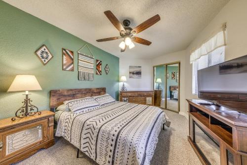 En eller flere senge i et værelse på Ruidoso Home with Balcony about 16 Mi to Ski Apache!
