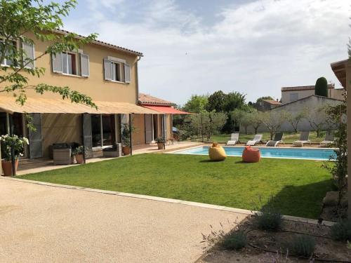 a house with a yard with a swimming pool at Superbe villa neuve à 5 mn du centre in Saint-Rémy-de-Provence