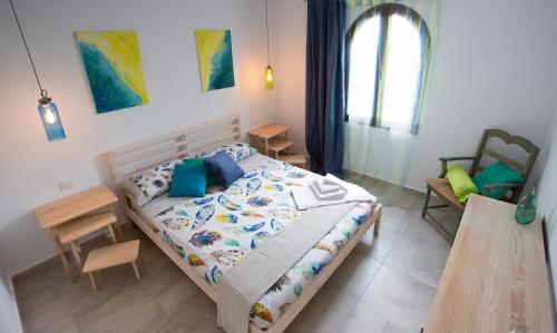 コスタ・テギセにあるPrimaveraのベッドルーム1室(ベッド1台、テーブル、窓付)