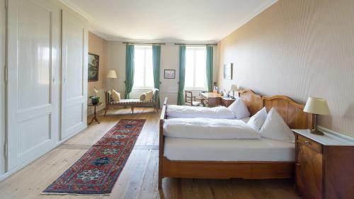 Klosterhotel St. Petersinsel في Sankt Petersinsel: غرفة معيشة مع كنبتين بيضاء وطاولة