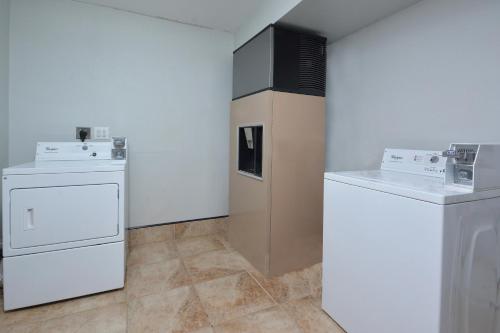 eine Waschküche mit Waschmaschine und Trockner in der Unterkunft Inn at Clemson in Clemson