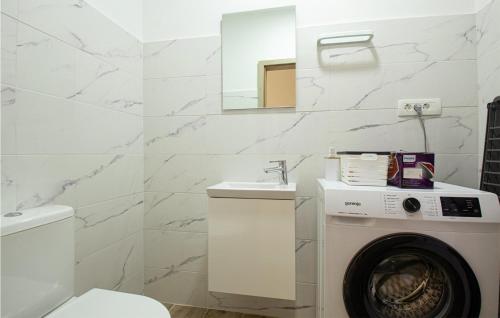 y baño con lavadora y lavamanos. en Beautiful Home In Vrsi With Wifi, en Vrsi