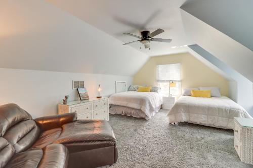 デラウェア・ウォーター・ギャップにあるCalm Columbia Haven Outdoor Pool, Hot Tub!のリビングルーム(ベッド2台、天井ファン付)