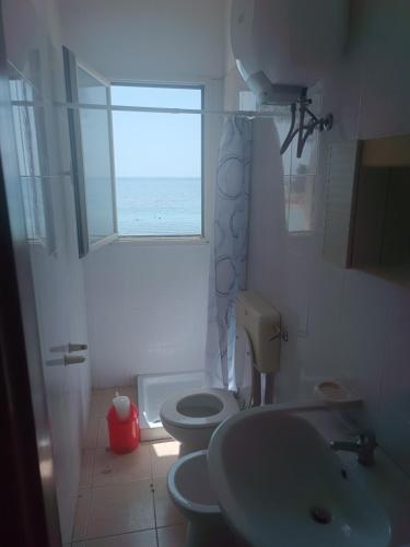 a bathroom with two toilets and a sink and a window at Appartamenti La Spiaggia in Gallipoli