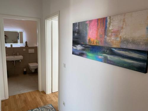 a bathroom with a painting hanging on the wall at Luxuswohnung Nähe Köln Bonn in Troisdorf