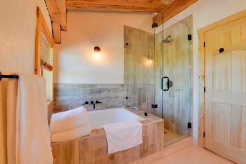 Custom Felt Cabin Hot Tub and Teton Mountain Views! : حمام مع حوض استحمام ودش