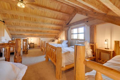 Custom Felt Cabin Hot Tub and Teton Mountain Views! : غرفة مع مجموعة من الأسرّة ذات الطابقين