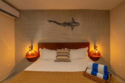 1 dormitorio con 1 cama con un cartel de ballena en la pared en Casa Madero Hotel en La Paz