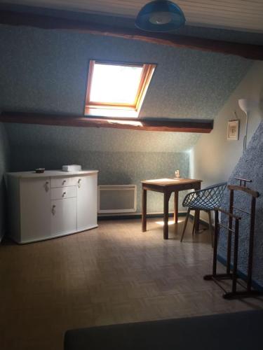 - un salon avec une fenêtre et une table dans l'établissement Petite maison, à Planchez