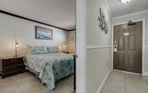 ein Schlafzimmer mit einem Bett und einer Tür zu einem Flur in der Unterkunft Breathtaking Ocean View 1 Bedroom Queen Suite! Meridian Plaza 707 - Perfect for 4 guests! in Myrtle Beach